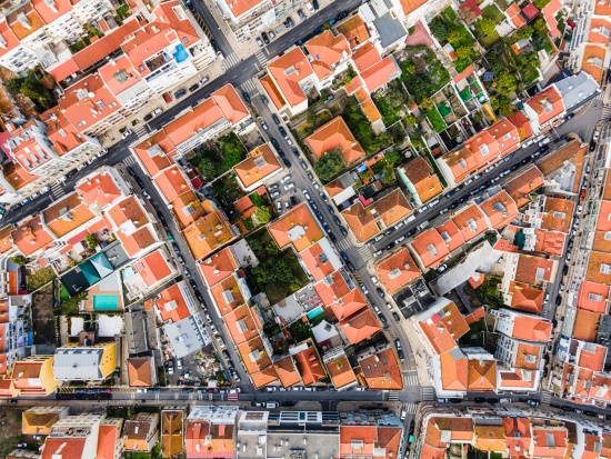 COMO A INCAPACIDADE POLÍTICA PERPETUA A CRISE DA HABITAÇÃO
