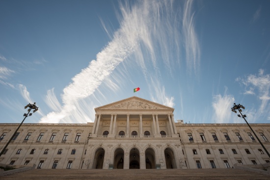 Quão moderados são a renda mensal moderada e o preço moderado de venda?